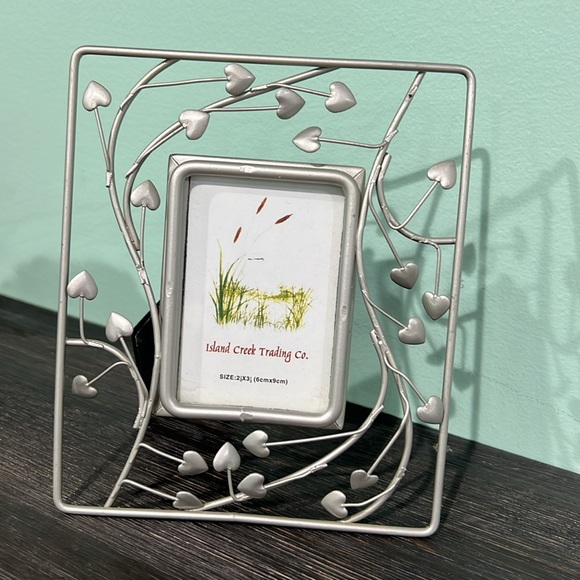 Silver hearts on vines metal free standing photo frame. 2.5 x 3.5 in photo size. - Picture 4 of 5